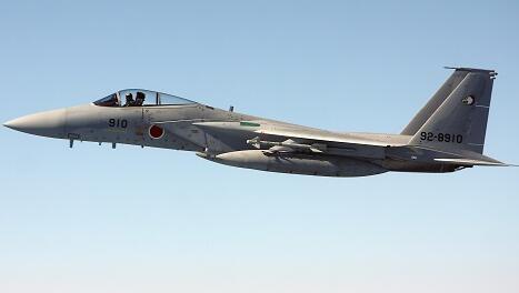 执行任务？长约3米美军降落伞落入学校 该士兵安全落地