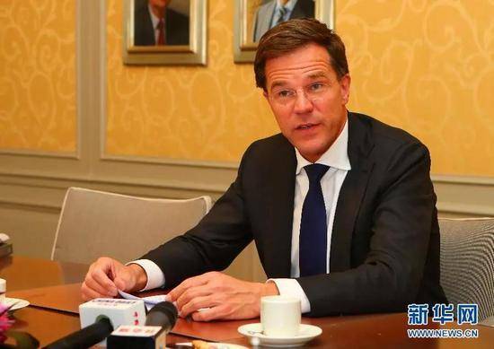 黄金单身汉!荷兰高颜值首相走红 身高1米85文质彬彬又潇洒