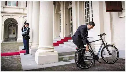 黄金单身汉!荷兰高颜值首相走红 身高1米85文质彬彬又潇洒