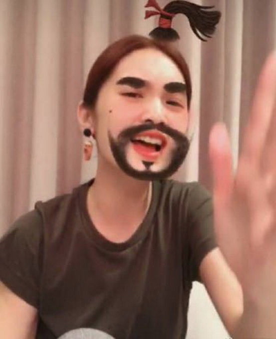 撒狗粮！李荣浩回复杨丞琳：我看到一位老人躲在沙发上 