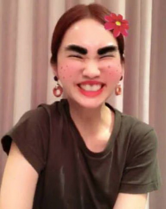 撒狗粮！李荣浩回复杨丞琳：我看到一位老人躲在沙发上 