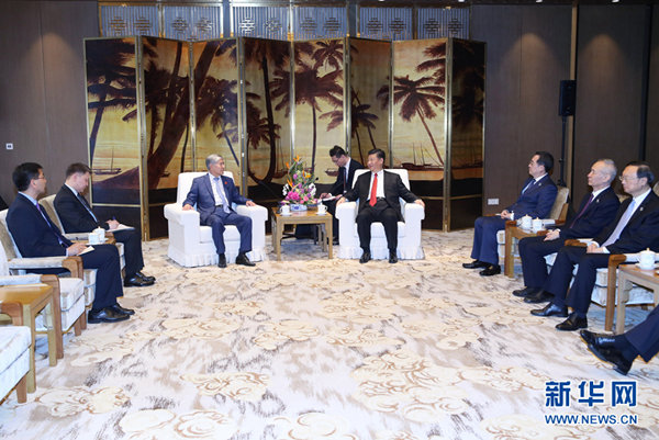 4月11日,国家主席习近平在海南省博鳌国宾馆会见来华出席博鳌亚洲论坛2018年年会的吉尔吉斯斯坦前总统阿坦巴耶夫。 新华社记者 姚大伟摄