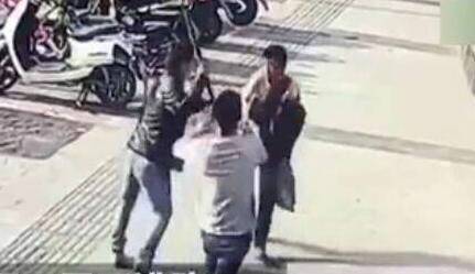 热心路人伸腿协助 两个偷车贼被休假的特警制服