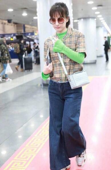 吴昕机场造型被嘲笑 网友力挺偶像：东北赫本