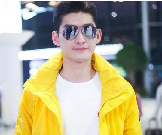 该补脑了?张翰上错车笑翻粉丝 网友纷纷调侃: