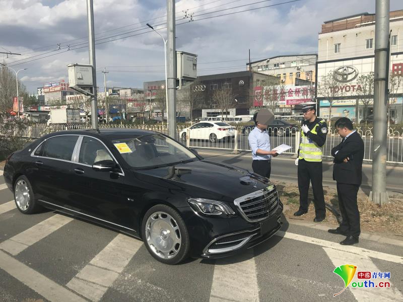 无牌迈巴赫被扣 司机叫嚣:我300多万的车，你们也敢扣?