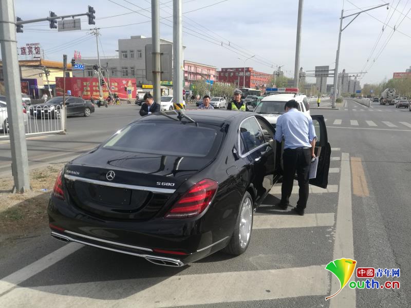 无牌迈巴赫被扣 司机叫嚣:我300多万的车，你们也敢扣?
