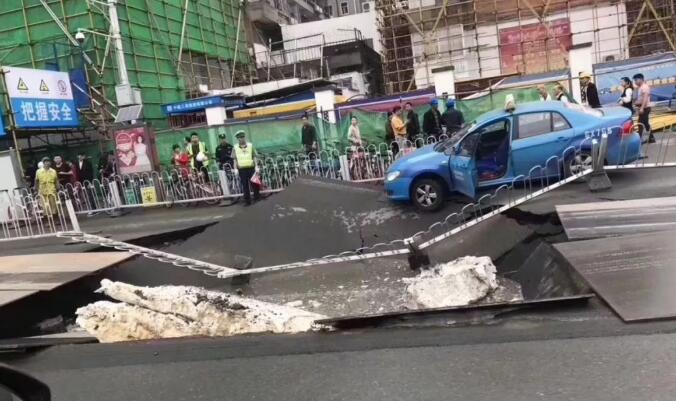南昌路面塌陷地铁施工现场又现涌水 八一大道双向严重交通拥堵