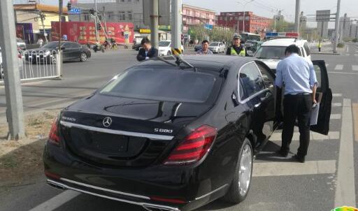 无牌迈巴赫被扣 4s店员自恃车辆无牌走公交专用车道