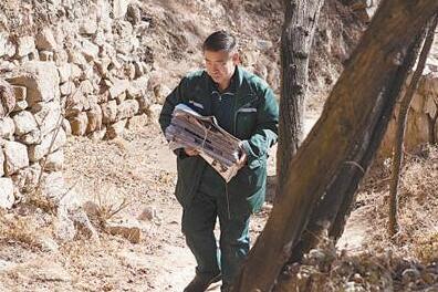 邮递员奔走山里33年：每天50多公里 4个多月没休