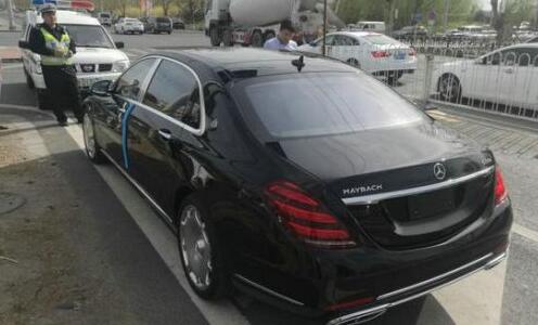 大言不惭！无牌迈巴赫被扣司机叫嚣：“三百多万的车也敢扣”