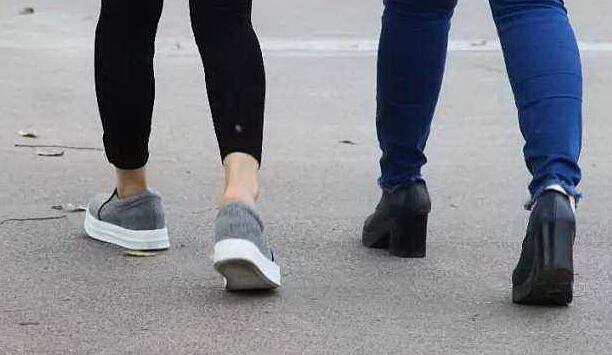 冻着怎么办？！学校严查学生露脚踝 露脚踝何时成为一种时尚？