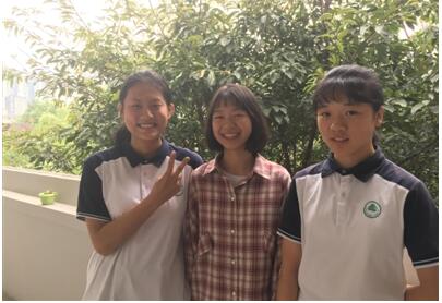 女生中考体考扶同学 三人一起跑过终点感动在场师生