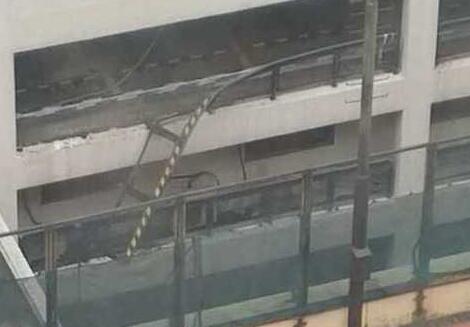 玩特技?轿车从酒店飞坠 从3楼跌落至1楼司机送医后抢救无效身亡