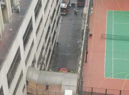 玩特技?轿车从酒店飞坠 从3楼跌落至1楼司机送医后抢救无效身亡