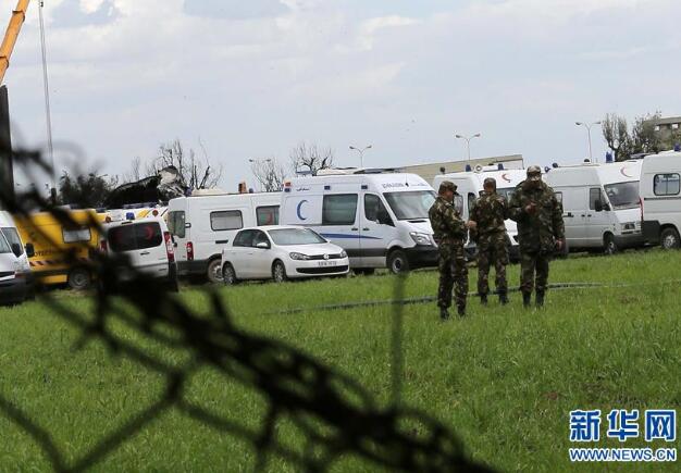 阿尔及利亚军机坠毁致257死 几名士兵在军机坠毁现场了解情况