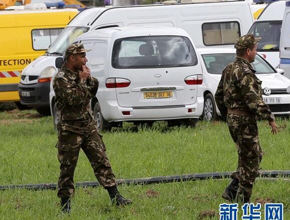 阿尔及利亚军机坠毁致257死 几名士兵在军机坠毁现场了解情况
