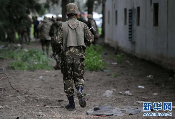 阿尔及利亚军机坠毁致257死 几名士兵在军机坠毁现场了解情况