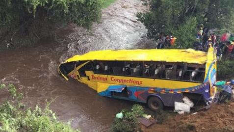 惨烈!肯尼亚客车翻车坠河 造成至少17人死亡另有40多人受伤