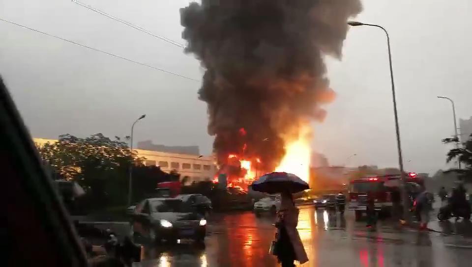 火光冲天！重庆物流公司爆炸 突发的爆炸声把路人吓了一大跳