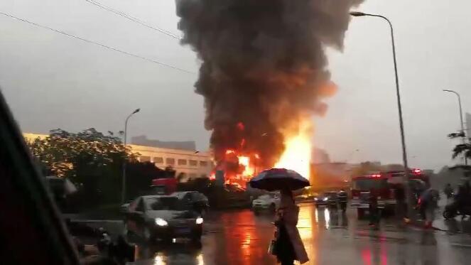 突发！重庆物流公司爆炸 火焰冲出十来米不时还有爆炸声