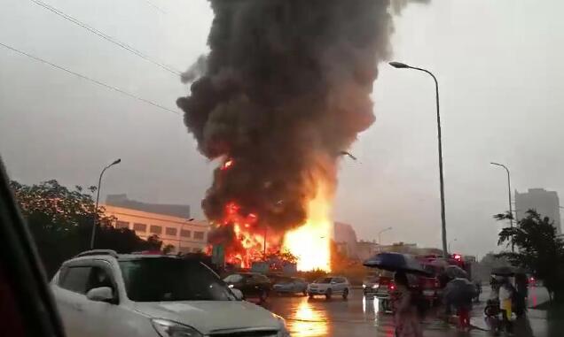 突发！重庆物流公司爆炸 火焰冲出十来米不时还有爆炸声