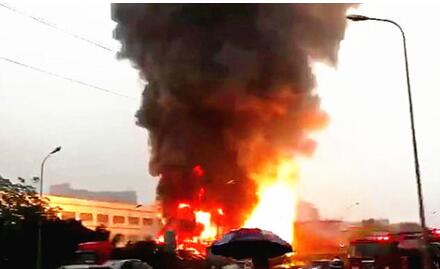 突发！重庆物流公司爆炸 火焰冲出十来米不时还有爆炸声