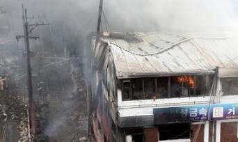 【突发】韩化工厂起火附近300名工人被疏散 一辆消防车被烧毁