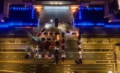 抖友聚会涉嫌违法 还真是会玩竟40多辆车开车灯一起摆"海门"字