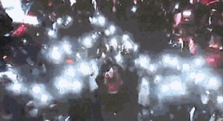 非法占道!抖友聚会涉嫌违法实力作死 40多辆车开车灯摆