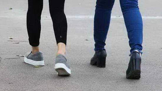 苦口婆心！严查学生露脚踝 明天要降温,露脚踝的把裤腿放下来吧