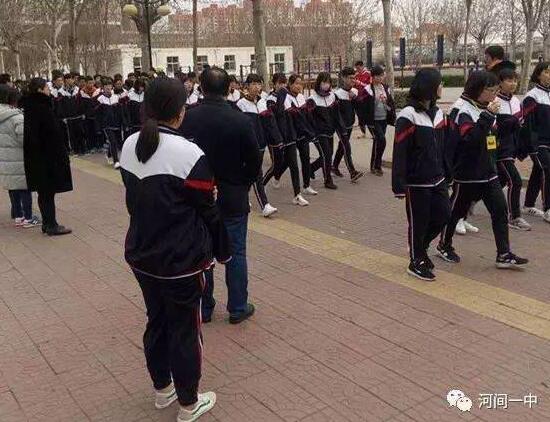 苦口婆心！严查学生露脚踝 明天要降温,露脚踝的把裤腿放下来吧