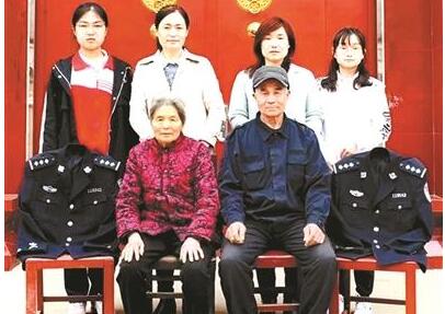 泪目!最感人全家福 两把椅子上摆放牺牲的儿子和女婿的警服