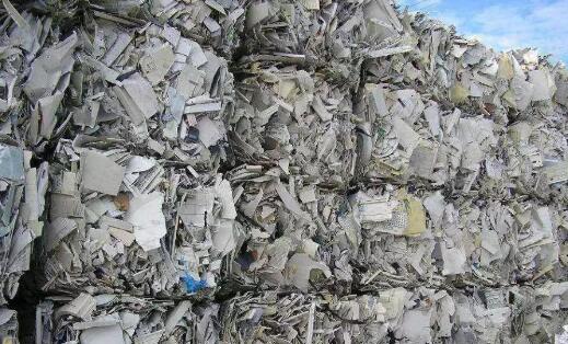 湖州查获洋垃圾469吨 这批自美国进口的废纸一般夹杂物超标