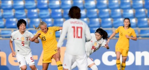 �հ�Ů��Ĭ������̭������ ���5����һֱ�ں󳡵���