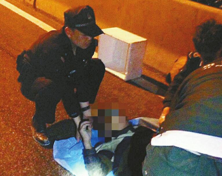 男子醉酒后站在顺河高架下解手时 突然坠入3米深的河底