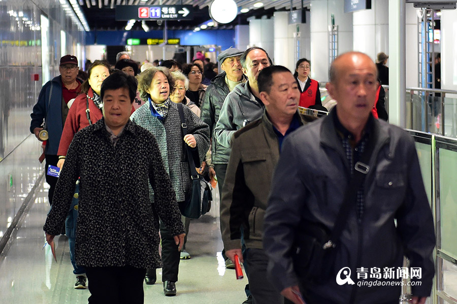 试乘挤爆地铁站：青岛11号线首日载客6.5万 试乘时间延长一天