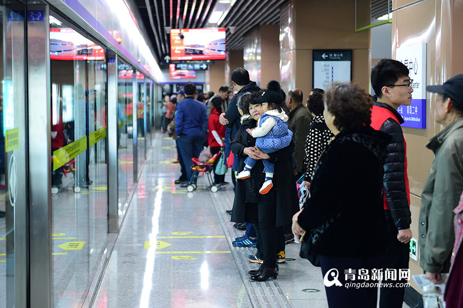 试乘挤爆地铁站：青岛11号线首日载客6.5万 试乘时间延长一天