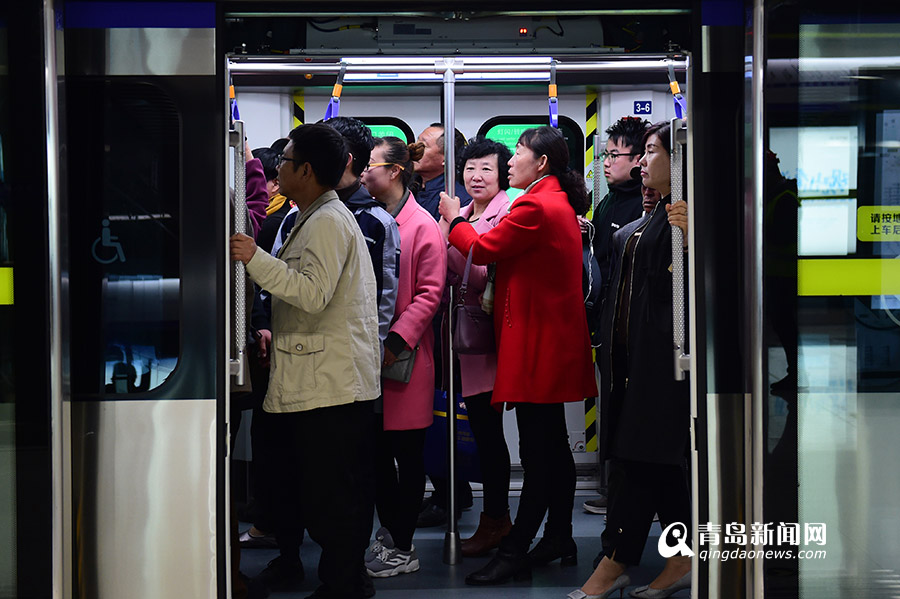 试乘挤爆地铁站：青岛11号线首日载客6.5万 试乘时间延长一天