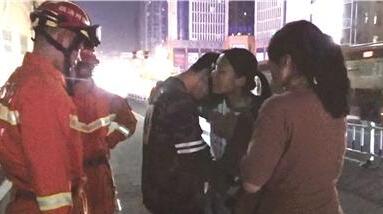 女大学生救轻生男 又给他温暖拥抱 两位女大学生获赞“最美女生”