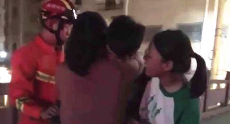 爱的抱抱！女大学生救19岁轻生男 2个纯真善良