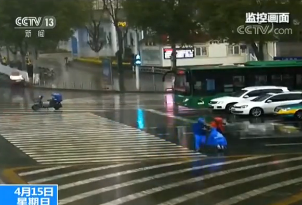 怒赞!外卖员为婴儿遮雨 还将母女护送到家暖心