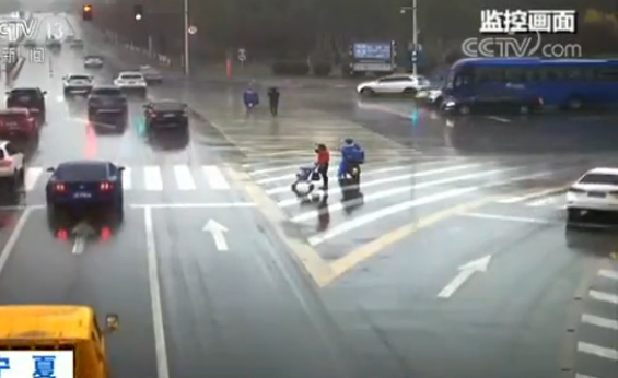 暖哭了!外卖员为婴儿遮雨  