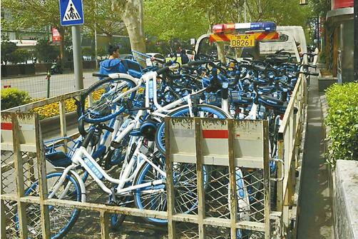 泉城路无序摆放的单车被“请走” 定期清理将成常态