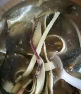 卫校食堂惊现蚯蚓 但是校方仍然不许学生点外卖!校长竟然这样回应!