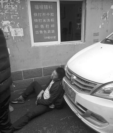 杭州两个中年男人大打出手 竟然因为车不好乱停！