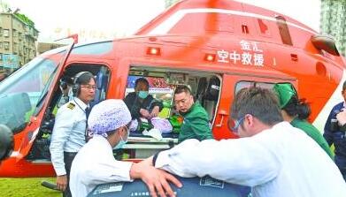 1岁幼童被葵花籽堵住气管垂危 直升机转运急救