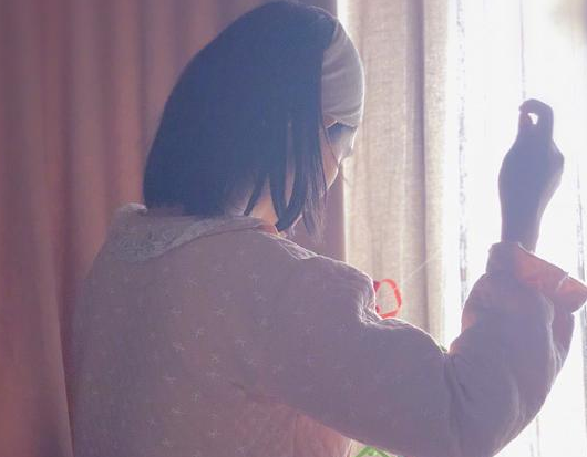 塑料姐妹花?谢娜被赵丽颖偷拍 “太阳女神”母爱爆棚阳光下的背影美翻了