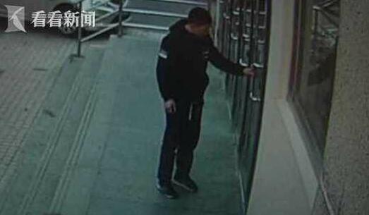 小伙狂敲ATM机门阻止老人汇款 骗子要求老人将钱汇到“安全账户”