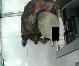 热心肠!小伙狂敲ATM机门 敲门阻止了老人的汇款行为